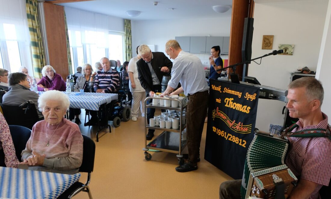 Floß. Im Seniorenwohnheim "Am Reiserwinkel" feierten Bewohner, Personal und Gäste gemeinsam das traditionelle Oktoberfest mit Musik, Tanz und festlicher Dekoration. Bürgermeister Robert Lindner zapfte ein Fass Bier an und die Stimmung blieb bis zum Abend, als es warmen Leberkäs gab, ausgelassen.
