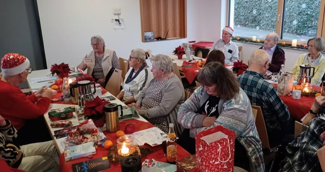Störnstein. In der Kulturscheune feierte der AWO Ortsverein eine stimmungsvolle Weihnachtsfeier mit Liedern, Geschichten und Wichteln. Kaffee, Glühwein und Gespräche sorgten für Wärme; Bratwürste rundeten den Nachmittag ab.