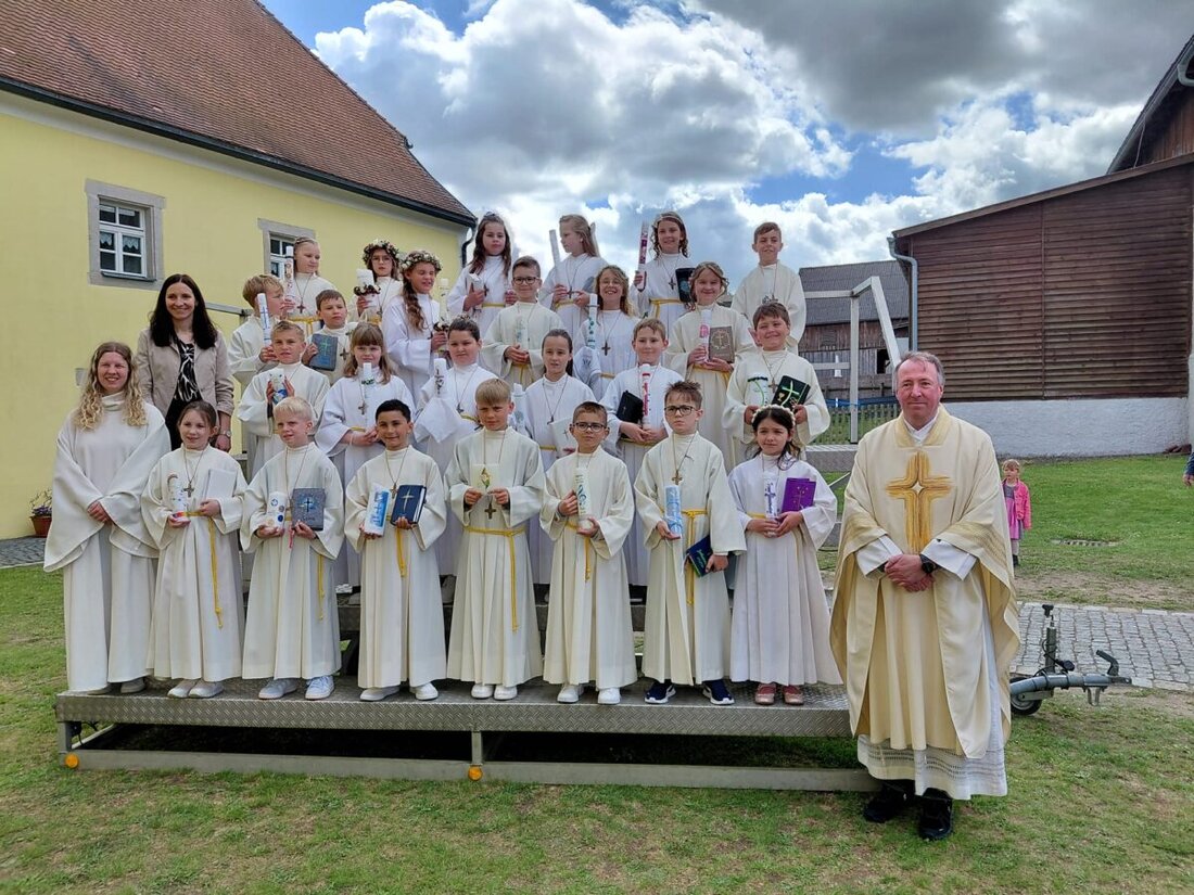 Böhmischbruck. In der voll besetzten Pfarrkirche feierten am Sonntag 25 Kinder ihre Erstkommunion; wegen der Renovierung in Vohenstrauß gab es zwei Gottesdienste, und Gemeinschaft stand unter dem Leitwort im Mittelpunkt.
