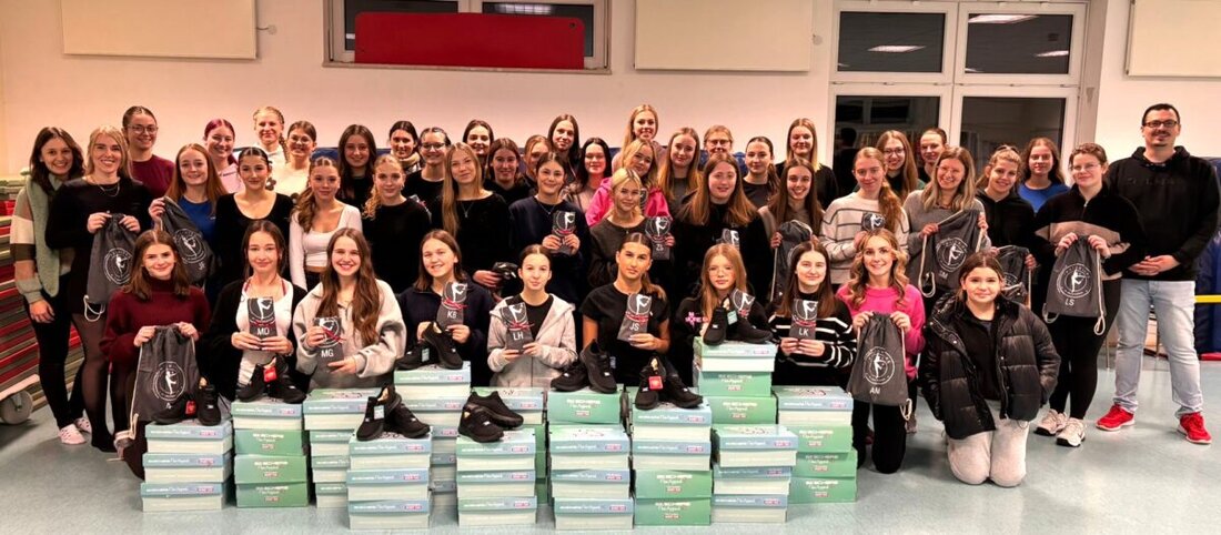 Grafenwöhr. Die Tanzgruppen „Diamonds“ und „Freakys“ des SV Grafenwöhr erhielten 60 Tanzschuhe und 140 personalisierte Turnbeutel als vorweihnachtliches Geschenk.
