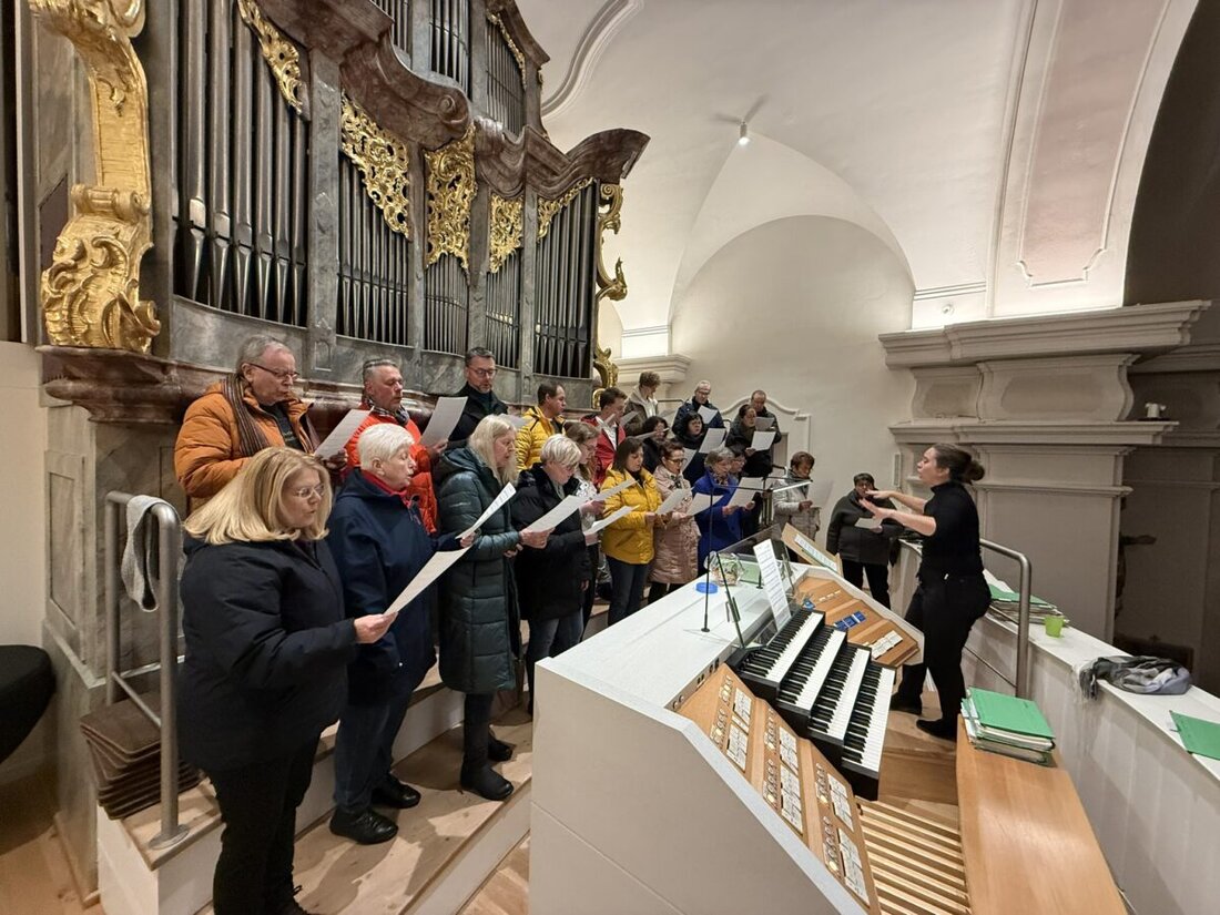 Erbendorf. Die Kirchenmusik Erbendorf lädt am 26. Dezember 2025 ab 19 Uhr zum Weihnachtskonzert in die katholische Pfarrkirche ein. Der Eintritt ist frei; Einlass ab 18.30 Uhr. Es erwartet die Gäste ein breites Programm.