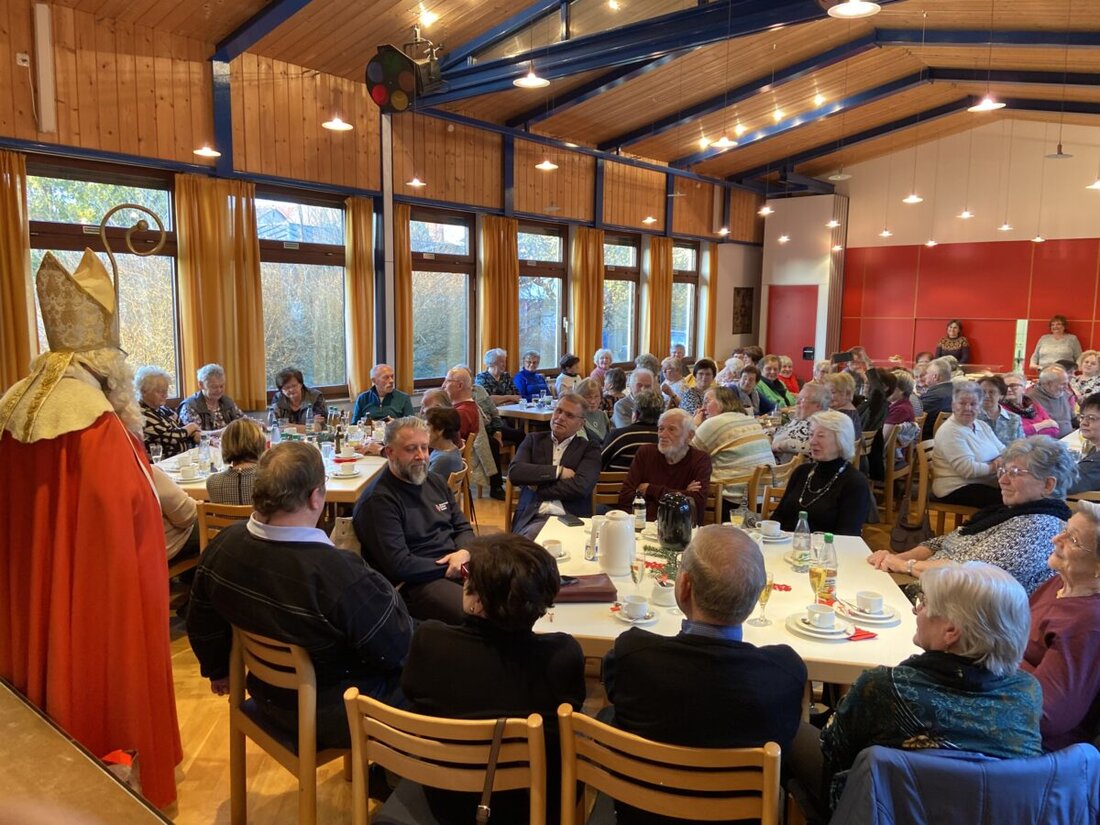 Neuhaus. Zum Seniorennachmittag kamen 75 Gäste ab 60 Jahren, genossen Kaffee und Kuchen und ein Programm, inklusive Besuch vom Nikolaus.