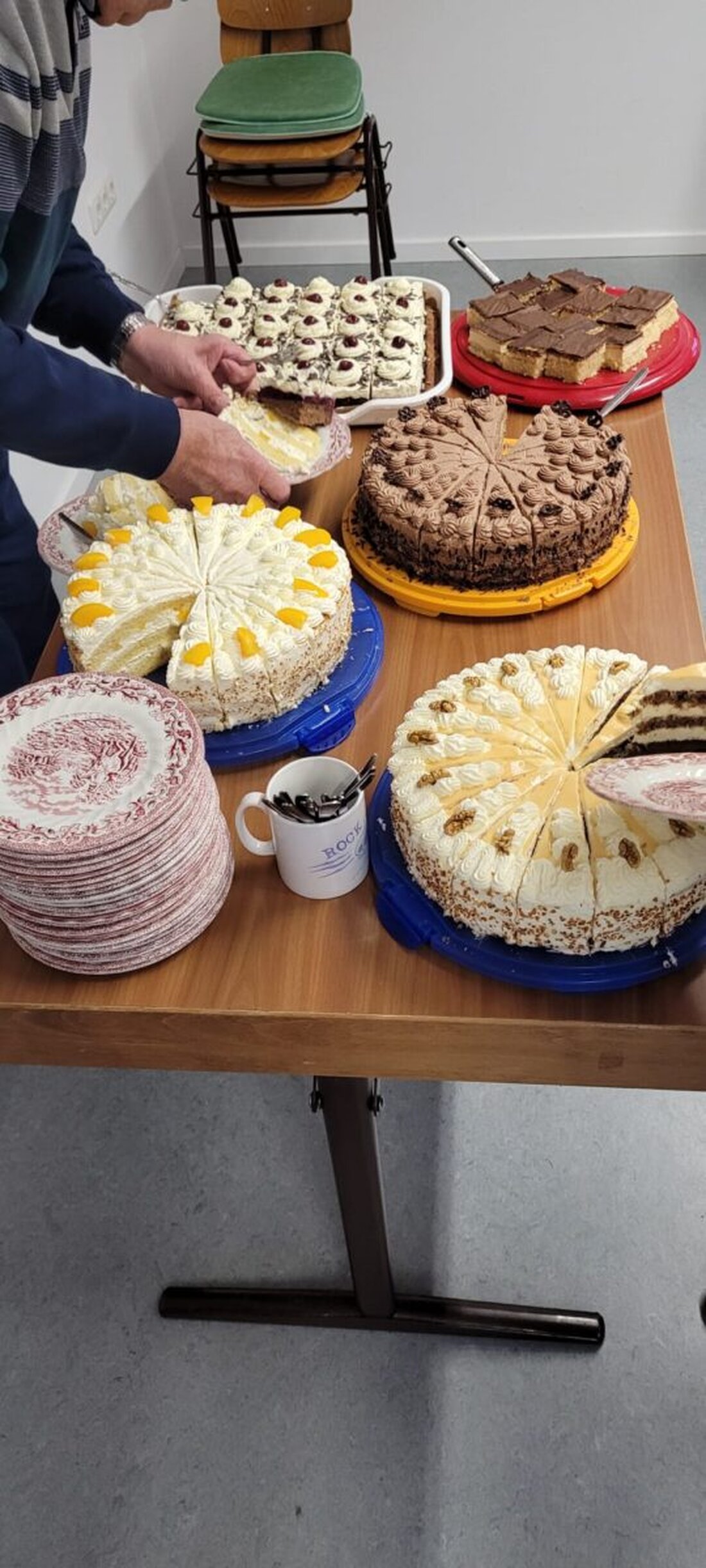 Neustadt am Kulm. Im BRK Café Zeitlos feierten zahlreiche Gäste einen festlichen Nachmittag mit selbst gebackenen Torten. Musik und Gedicht der Zwillinge Luca und Aaron Priebe sowie Dank an Ehrenamtliche rundeten die Feier ab.