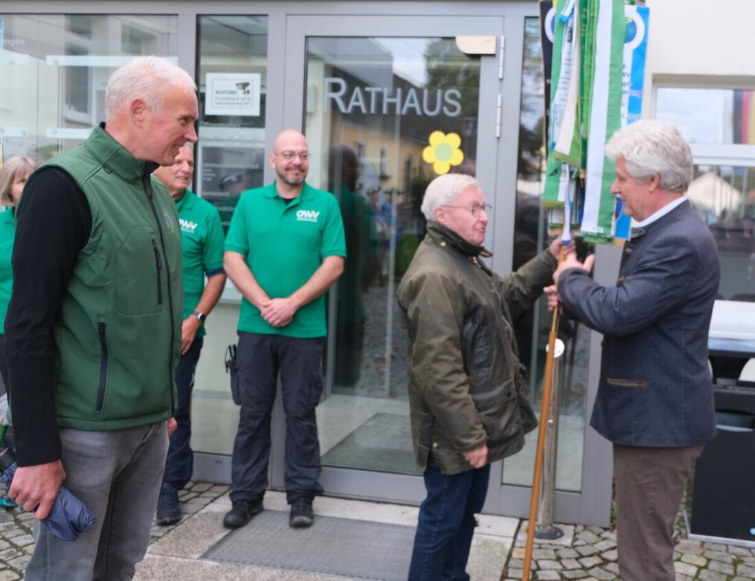 Floß. Mit einer Wimpelwanderung durch den 1.078 Jahre alten Markt feierte der OWV-Zweigverein Floß sein 100-jähriges Jubiläum. Den Wimpel übergab der OWV Vohenstrauß an Bürgermeister Robert Lindner, begleitet von Blasmusik.