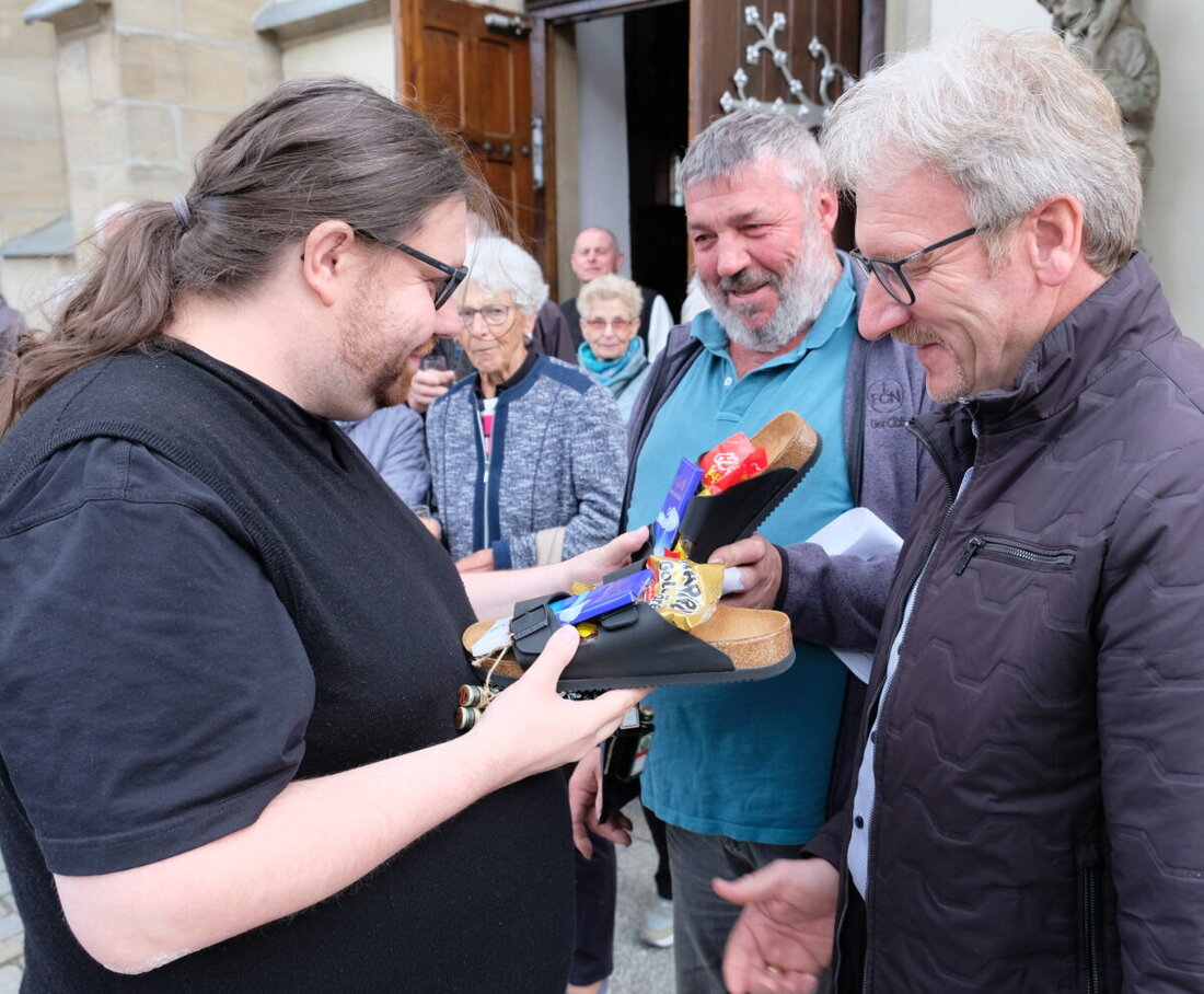 Eschenbach. Pfarrer Johannes Bosco Ernstberger feierte seinen 40. Geburtstag mit Birkenstock-Verwöhn-Schlappen und bunt gestrickten Socken als Geschenke. Die Gemeinde kam zur Feier zusammen, mit Musik und Humor im neuen Pfarrheim gefeiert wurde.