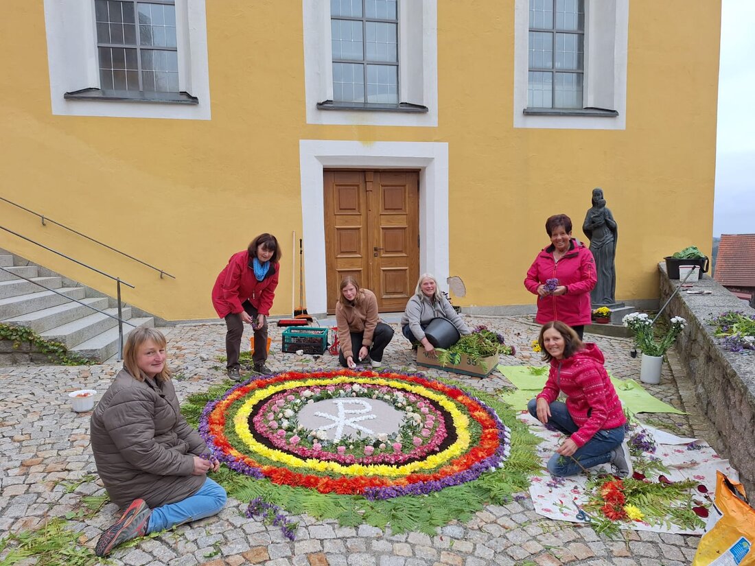 Leuchtenberg. KDFB-Mitglieder legten zur Einführung von Pfarrer Pater Jo Jovilla Kurian und Diakon Ulrich Wabra einen Blumenteppich, der dank guten Wetters lange bewundert werden konnte.