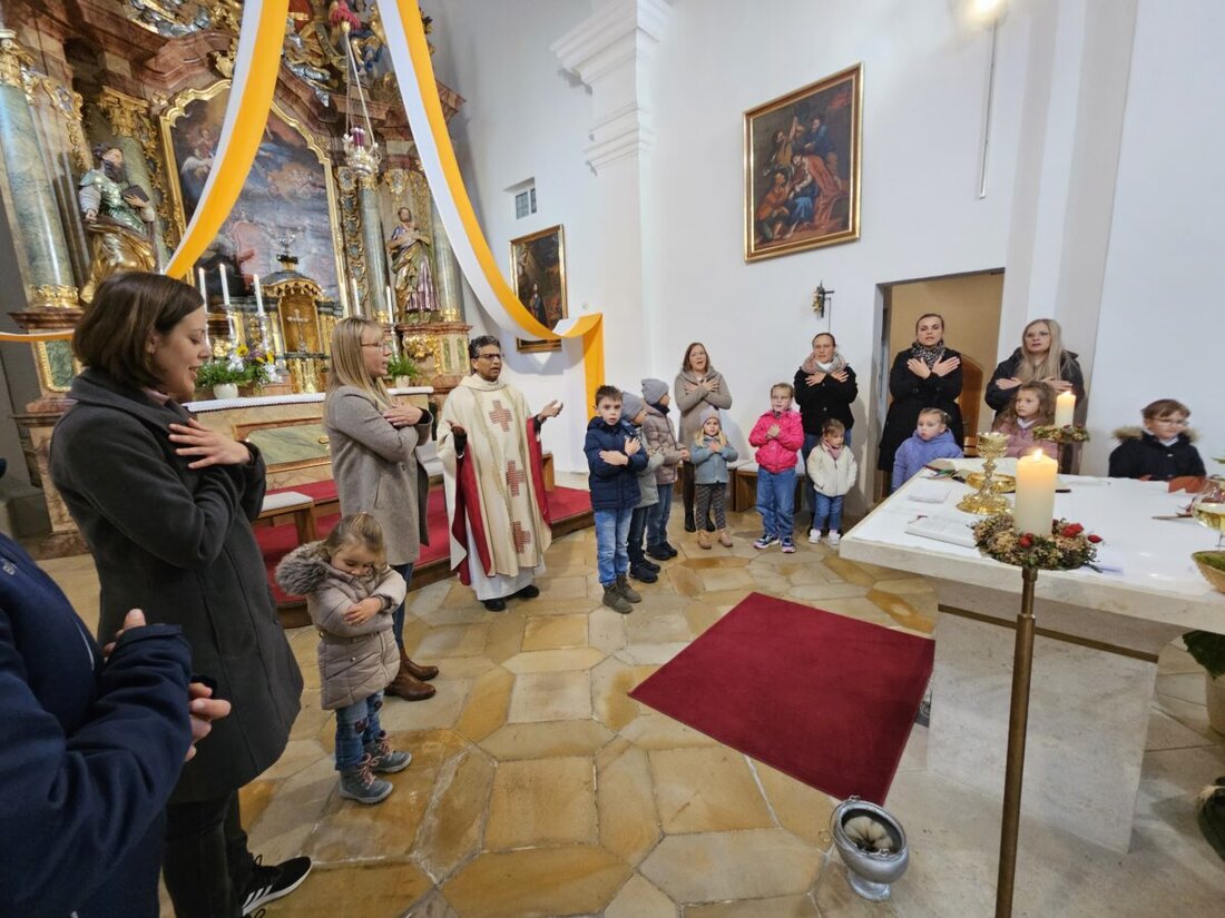 Böhmischbruck. Die Gemeinde feierte Erntedank mit Pater Joseph, Kindern, Schola und Ministranten.