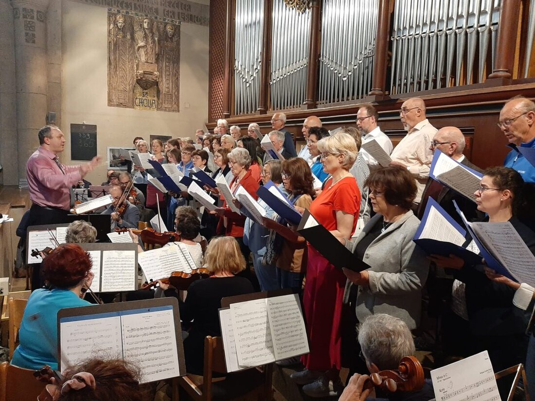 Weiden. In St. Josef wurde Pfingsten mit Mozarts Orgelsolomesse gefeiert, ein Fest, das als Beginn der christlichen Mission gilt. Pfarrer Markus Schmid betonte die Bedeutung einer sich bewegenden Kirche, während Chöre und Orchester die Liturgie majestätisch untermalten.
