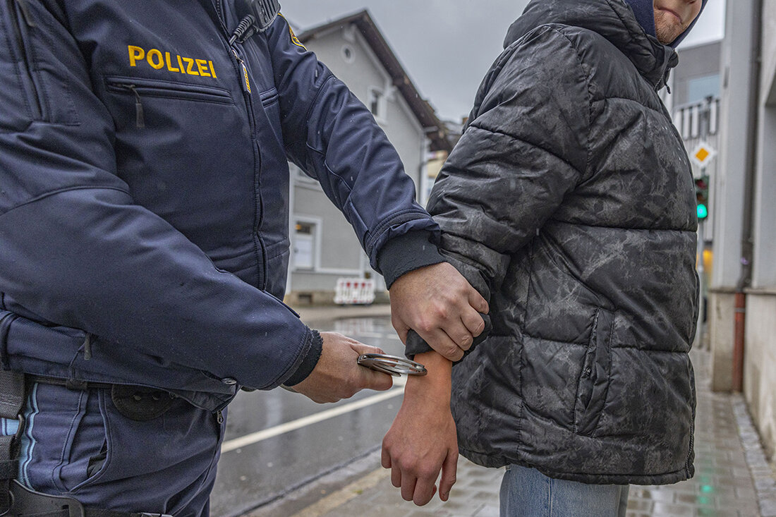 Burglengenfeld. Eine 54-jährige Frau wurde festgenommen, nachdem sie versucht hatte, eine Passantin mit einem Cuttermesser zu verletzen.