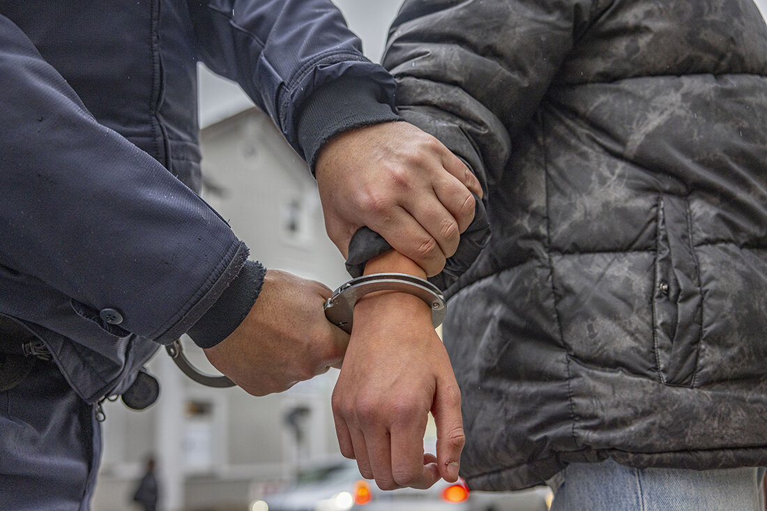 Regensburg. Am frühen Donnerstagmorgen ereignete sich ein Sexualdelikt in der Weingasse in Regensburg. Unmittelbar nach der Tat konnten zwei Tatverdächtige von der Polizei festgenommen werden. Die Kriminalpolizei ermittelt.