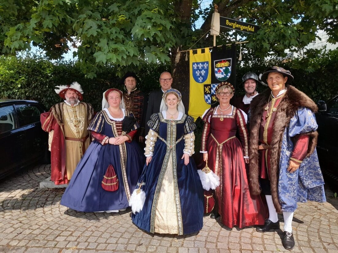 Burglengenfeld. Das Festspielensemble der Stadt vertrat beim 45. bayerischen Nordgautag in Roding die frühere Nordgauhauptstadt und begeisterte in authentischen Gewändern von Patricia Eichinger.