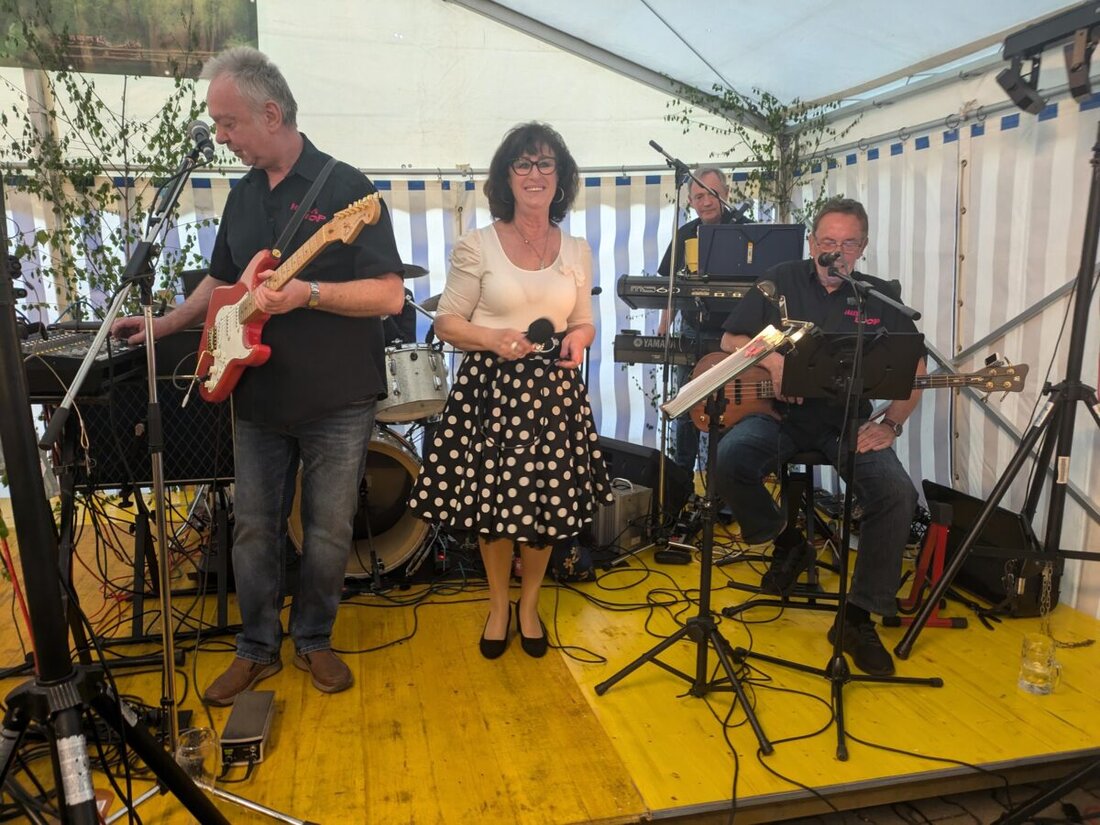 Rieden. Zum Auftakt der "Spotznkirwa" sorgte die Band Hula Hoop mit Schlagern aus den 50er und 60er Jahren für ausgelassene Stimmung. Fans kamen aus dem ganzen Landkreis, zum Tanzen und Mitsingen.