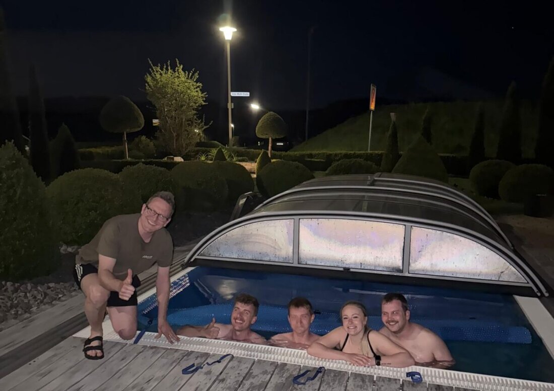 Eslarn. In der Walpurgisnacht stürmen Mitglieder der Feuerwehr einen Garten und machen den Pool zur Einsatzstelle. Nach einem kurzen Bad endet die Maibrauch-Aktion mit Lachen und Umtrunk in der Garage der Familie Merold.