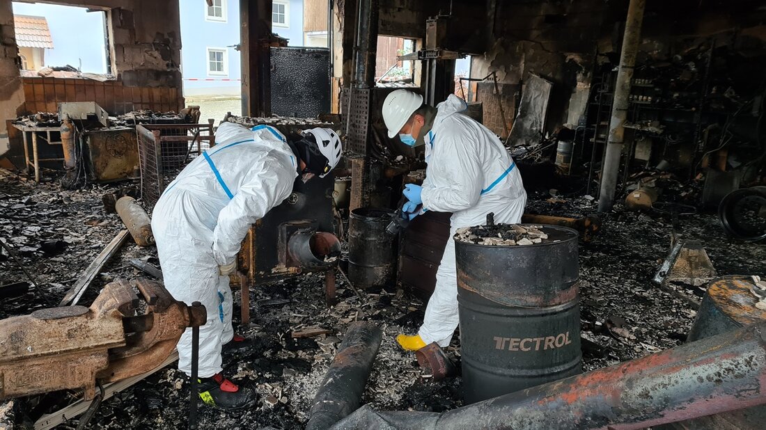 Erbendorf. In Erbendorf ist ein Feuer in einem landwirtschaftlichen Anwesen ausgebrochen. Anwohner sollten Fenster und Türen geschlossen halten.  Wie die Polizei mitteilt, ist das Feuer gegen 12:50 Uhr ausgebrochen. Die [&hellip;]