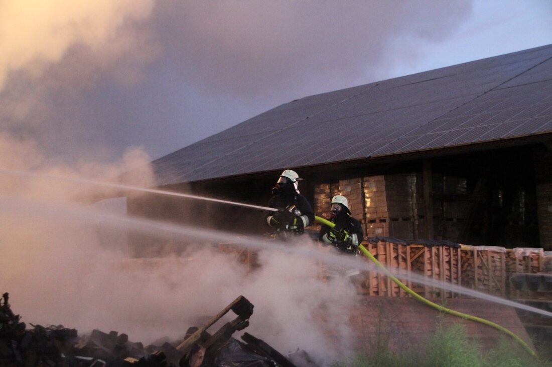 Pleystein. Eine Scheune eines landwirtschaftlichen Anwesens brannte gestern vollständig nieder. Der Schaden geht an die Hundertausend. Wieso das 25×12 Meter große Stallgebäude den Flammen zum Opfer fiel ist nicht bekannt. [&hellip;]