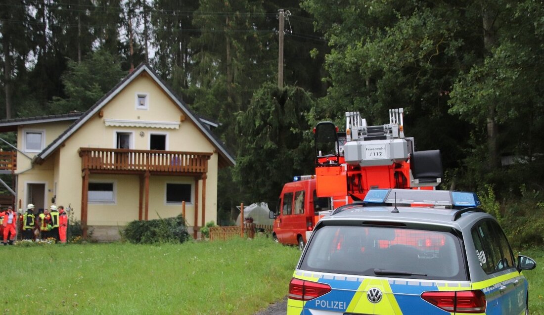Kirchenthumbach/Metzenhof. Mit Feuerlöschern bezwingen Anwohner einen Brand im Haus. Damit kommen sie Einsatzkräften, die nach Metzenhof eilen, zuvor.  Der Alarm wegen eines Feuers in Metzenhof ging bei den Feuerwehren Kirchenthumbach, [&hellip;]
