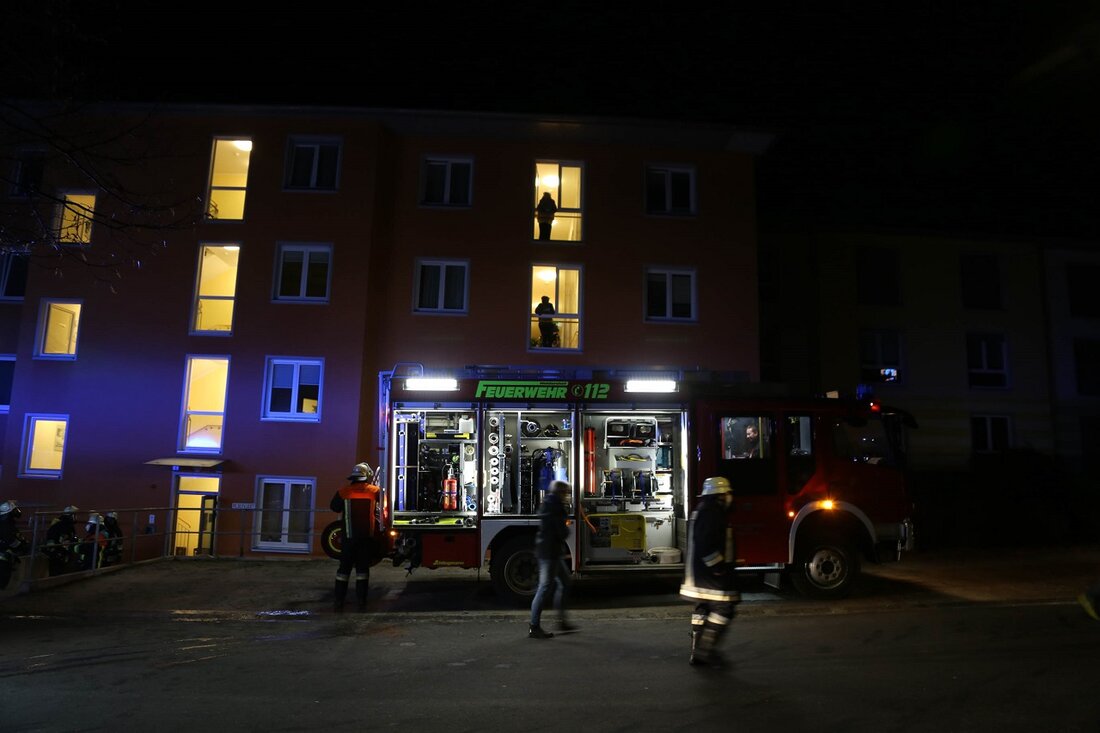 Waldershof. In einem Zimmer einer Senioreneinrichtung in Waldershof ist ein Feuer ausgebrochen: Ein Rollstuhl brannte lichterloh.  Das Feuer ist am Montagabend gegen 20:40 Uhr ausgebrochen. Das Pflegepersonal hat Rauch bemerkt, [&hellip;]