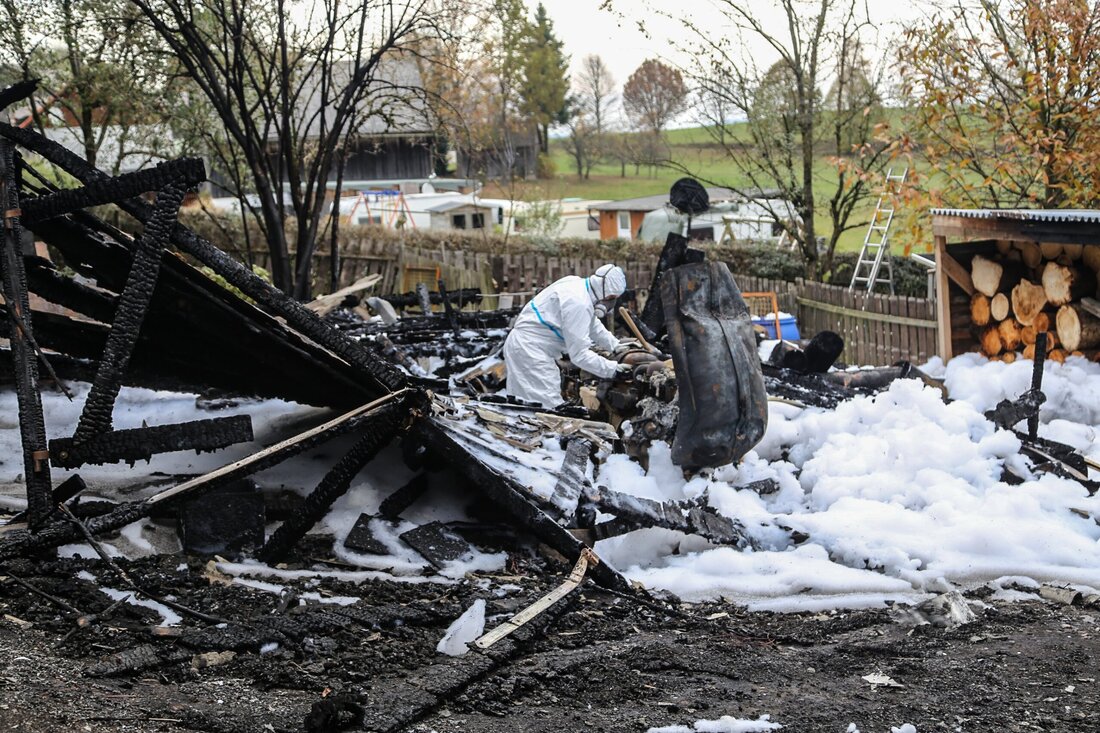 Erbendorf. Im Ortsteil Aschenhof brennen ein Stall für Kleintiere und ein Schuppen komplett aus. Zwei Menschen werden verletzt, ein paar Tiere können Einsatzkräfte vor den Flammen retten. Brandfahnder sichern die [&hellip;]