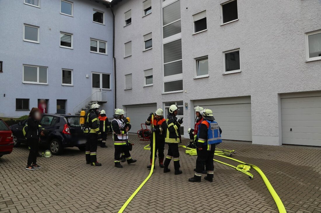 Fuchsmühl. Im Mühlenweg in Fuchsmühl hat es gebrannt: Die Einsatzkräfte haben das Haus geräumt.  Laut Jürgen Meyer von der ILS Nordoberpfalz waren sechs Rettungswägen und Rettungshubschrauber samt vier Notärzten vor [&hellip;]