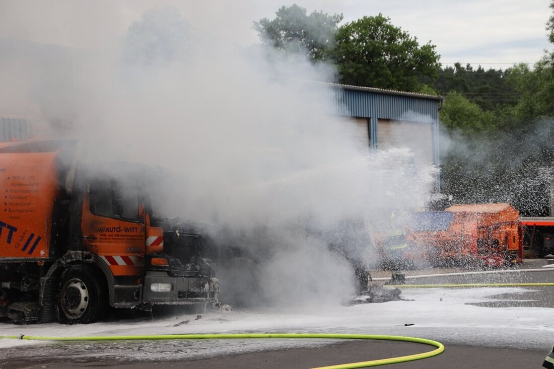Grafenwöhr. Auf einem Betriebshof in Grafenwöhr fingen heute Vormittag drei Straßenreinigungsfahrzeuge Feuer. Zwei Lastwagen brannten vollständig aus. Am späten Sonntagvormittag (16.06.2019) stand eine dichte Rauchsäule über einem Firmengelände in Grafenwöhr. Gegen [&hellip;]