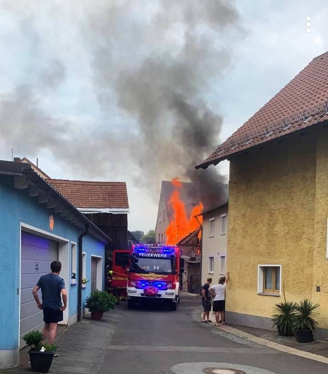 Neustadt/WN. Unweit der Stadtmitte entfernt hat ein Nebengebäude gebrannt. Rund 100.000 Euro Schaden sollen das Feuer angerichtet haben.  Das circa 60 Quadratmeter große Nebengebäude brannte laut Polizeiangaben komplett ab. Es [&hellip;]