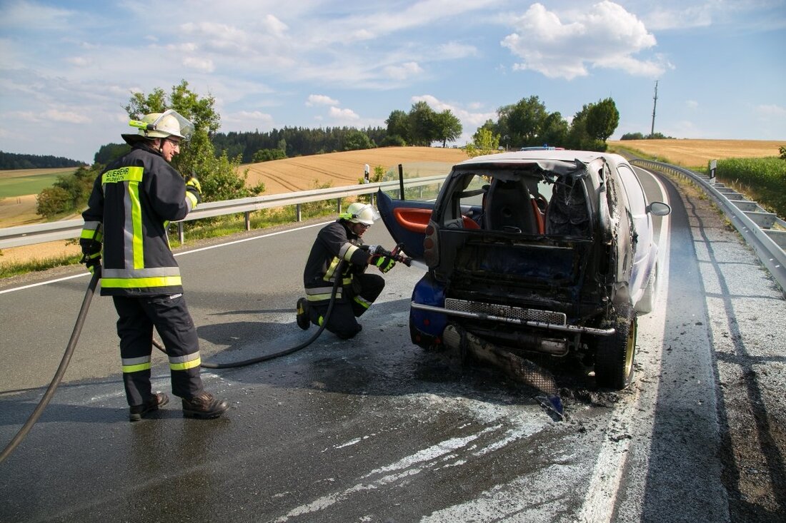 Krummennaab/Wildenreuth. Einen gehörigen Schreck erlitten am späten Freitagnachmittag die beiden Insassinnen eines Smarts – das Auto fing plötzlich Feuer.  Kurz nach der Abzweigung nach Steinbach (Landkreis Tirschenreuth) bemerkte die Fahrerin des [&hellip;]