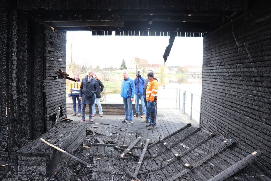 Tirschenreuth. Der Storchenpavillon im Fischhofpark wurde am Freitagabend durch ein Feuer zerstört, Schaden über 100.000 Euro. Die Stadt plant einen Neubau, die Brandursache wird noch ermittelt.