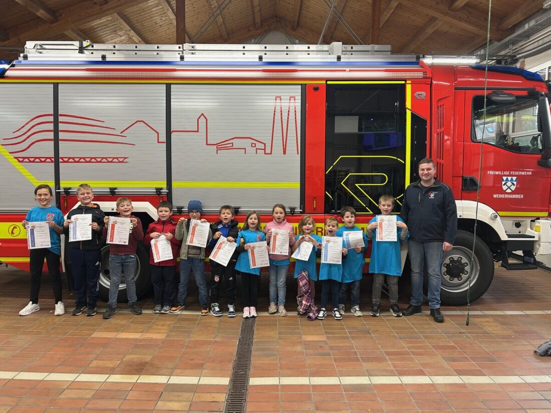 Weiherhammer. Ihr Können in Theorie und Praxis bewiesen 14 Mitglieder der Kinderfeuerwehr „Feuerflitzer“, die von Erika und Bernhard Prün mit Herzblut betreut und ausgebildet werden. Voller Konzentration waren sie am Mittwoch, 15. Oktober, zur ersten Prüfung, der sogenannten Kinderflamme, angetreten.