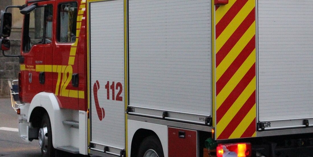 Burglengenfeld. Bei einem Brand erlitten zwei Feuerwehrkräfte leichte Verletzungen. Insgesamt waren 170 Einsatzkräfte aus verschiedenen Orten beteiligt, ohne das Trinkwasser zu gefährden.