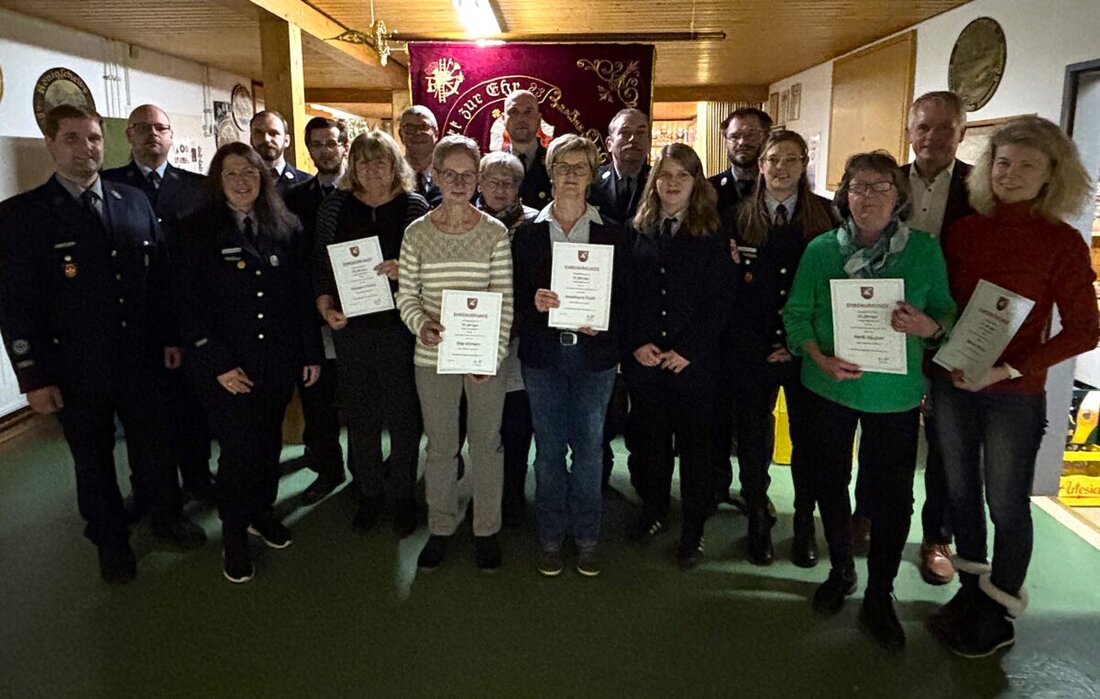 Flossenbürg. Die Freiwillige Feuerwehr Altenhammer hielt ihre Jahreshauptversammlung 2025 mit Ehrungen und Berichten über finanzielle Stabilität, Mitgliederzahlen und Ereignisse ab. Die Gründung einer Kinderfeuerwehr und die Ehrung langjähriger Mitglieder waren Highlights.