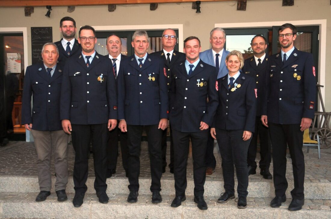 Gebenbach. Sieben Feuerwehrleute aus Atzmannsricht wurden für 25 und 40 Jahre Dienst mit Ehrenzeichen in Silber und Gold ausgezeichnet. Der Feier beiwohnend würdigten lokale Dignitäre den langjährigen Einsatz der Geehrten.