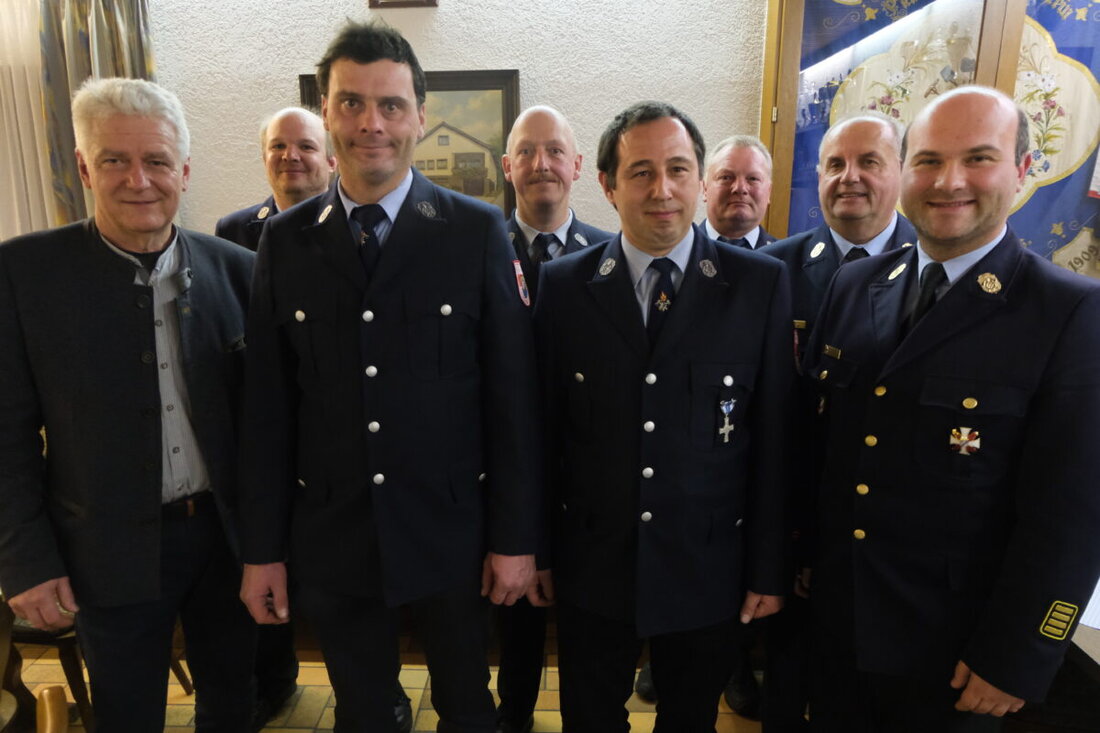 Floß. Die Feuerwehr Bergnetsreuth stellt die Führung neu auf: Tobias Witt wird Kommandant, Stefan Häupler sein Stellvertreter. Der Vorstand bleibt vorerst im Amt, bis die neue Satzung steht; 2027 naht das 100-jährige Jubiläum.