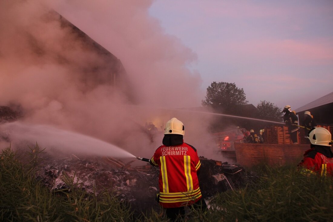 Neustadt/WN. Laut „Report München“ haben die Freiwilligen Feuerwehren zunehmend Probleme. Über 2.000 von ihnen sollen seit dem Jahrtausendwechsel aufgegeben haben, das sind dem Magazin zufolge 70.000 Feuerwehrleute weniger. Nachwuchsmangel sei [&hellip;]