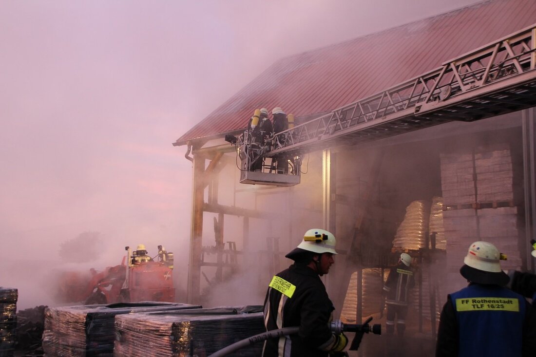 Pirk/Hochdorf. Im Pirker Ortsteil Hochdorf ist nach Angaben der Polizei gegen 3.35 Uhr heute Nacht ein Feuer ausgebrochen. Ein holzverarbeitender Betrieb stand lichterloh in Flammen.  Beim Eintreffen der Einsatzkräfte loderte [&hellip;]