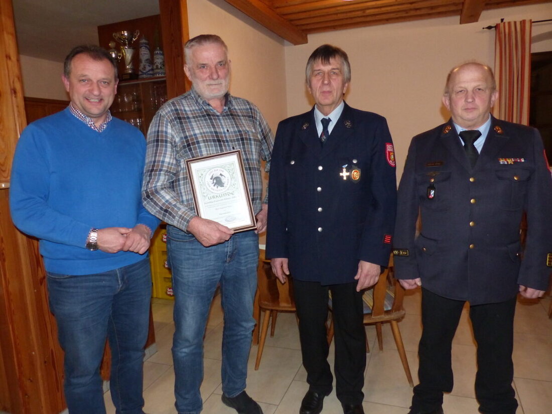 Döllnitz. Bei der Jahreshauptversammlung der Feuerwehr gab es einen Rückblick und Pläne für 2025. Die Feuerwehr hat 99 Mitglieder und beteiligte sich an verschiedenen Veranstaltungen.