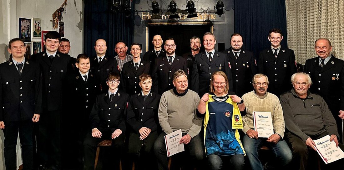 Weiden-Edeldorf. Bei der Jahreshauptversammlung der Freiwilligen Feuerwehr Edeldorf fanden Ehrungen statt und die bisherige Vorstandschaft wurde einstimmig wiedergewählt.