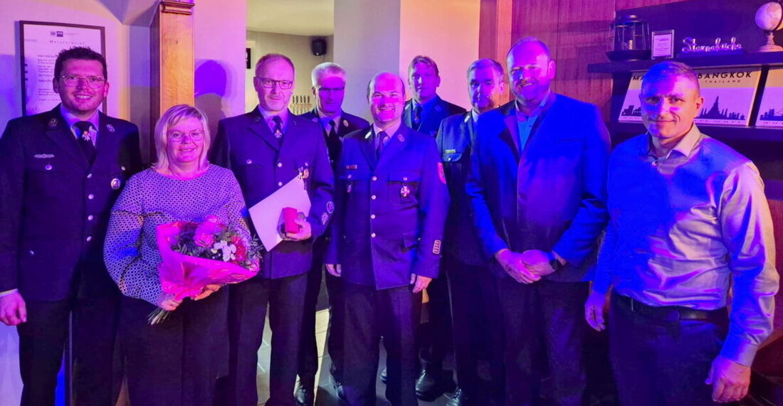 Eschenbach. Für 40 Jahre Feuerwehrdienst wurde Roland Hermann geehrt, und Landrat Andreas Meier überreichte das Bayerische Feuerwehr-Ehrenzeichen.