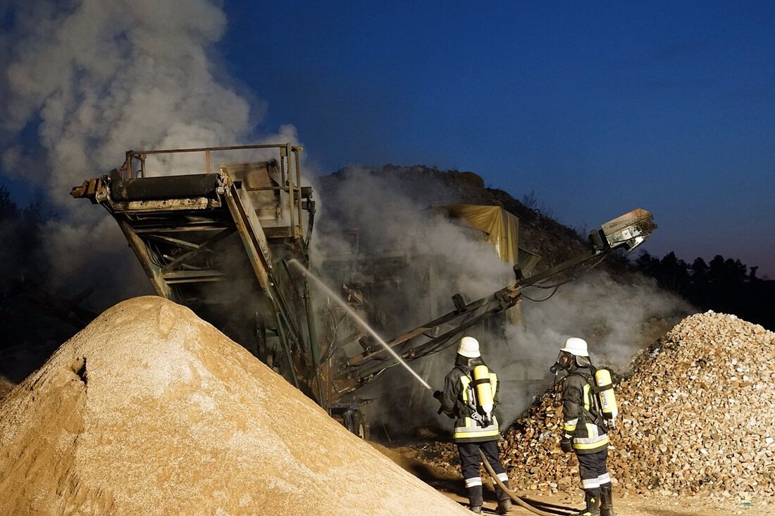 Pressath. Eine Baumaschine in Troschelhammer hat heute Morgen gebrannt. Wie es zum Feuer kam, ist noch unklar.  Ein Autofahrer, der auf der B470 an der Ausfahrt Troschelhammer vorbeikam, bemerkte das [&hellip;]