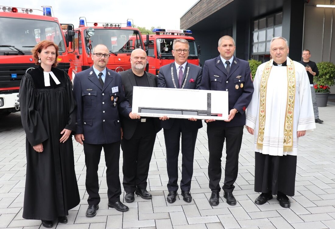 Tirschenreuth. Eine der bedeutendsten und größten Infrastrukturmaßnahmen der Stadt Tirschenreuth ist abgeschlossen: der Neubau des Feuerwehrgerätehauses an der Mitterteicher Straße. Zur feierlichen Einweihung hieß Bürgermeister Franz Stahl über 300 Gäste willkommen, darunter [&hellip;]