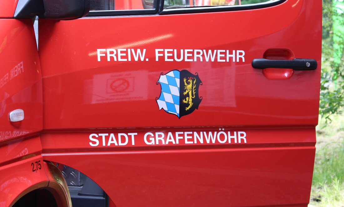 Grafenwöhr. Ein Notstromaggregat fing heute im Lager in Grafenwöhr Feuer. Die beiden Techniker hatten den Brand aber gemeinsam mit der Lagerfeuerwehr schnell im Griff. Heute bereiteten zwei Servicetechniker der Bayernwerk [&hellip;]