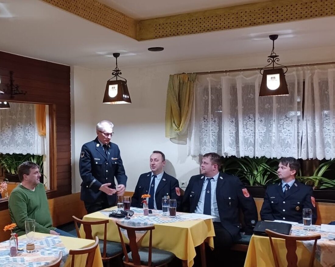 Oberlenkenreuth. Die Feuerwehr Heinersreuth hielt ihre Jahreshauptversammlung ab, mit besonderen Ereignissen wie dem ersten Einsatz ihres Faschingswagens und notwendigen Reparaturen in der Feuerwehrhalle.