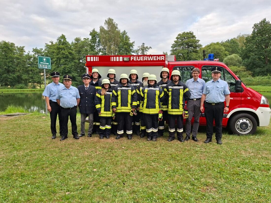 Kaimling. Am Montag, 27. Juli 2026, hat eine Gruppe der Feuerwehr Kaimling die Leistungsprüfung bestanden. Nach starkem Löschangriff gab es Abzeichen von Bronze bis Gold-Rot und Glückwünsche von Bürgermeister Münchmeier.