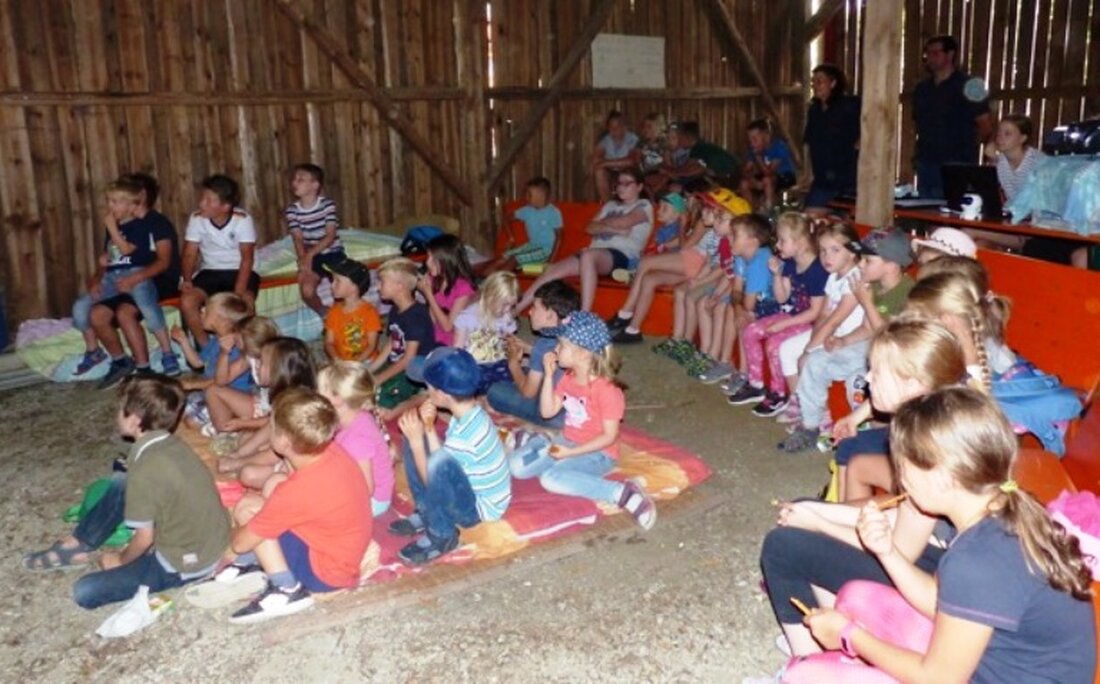 Unternankau. Eng sitzen die Kinder im Stodl zusammen: Auf Decken, Sitzgelegenheiten aus Biertischen und -bänken, haben es sich die Kinder im Stodlkino bequem gemacht. Ein Animationsfilm sorgt für viele Lacher.  [&hellip;]
