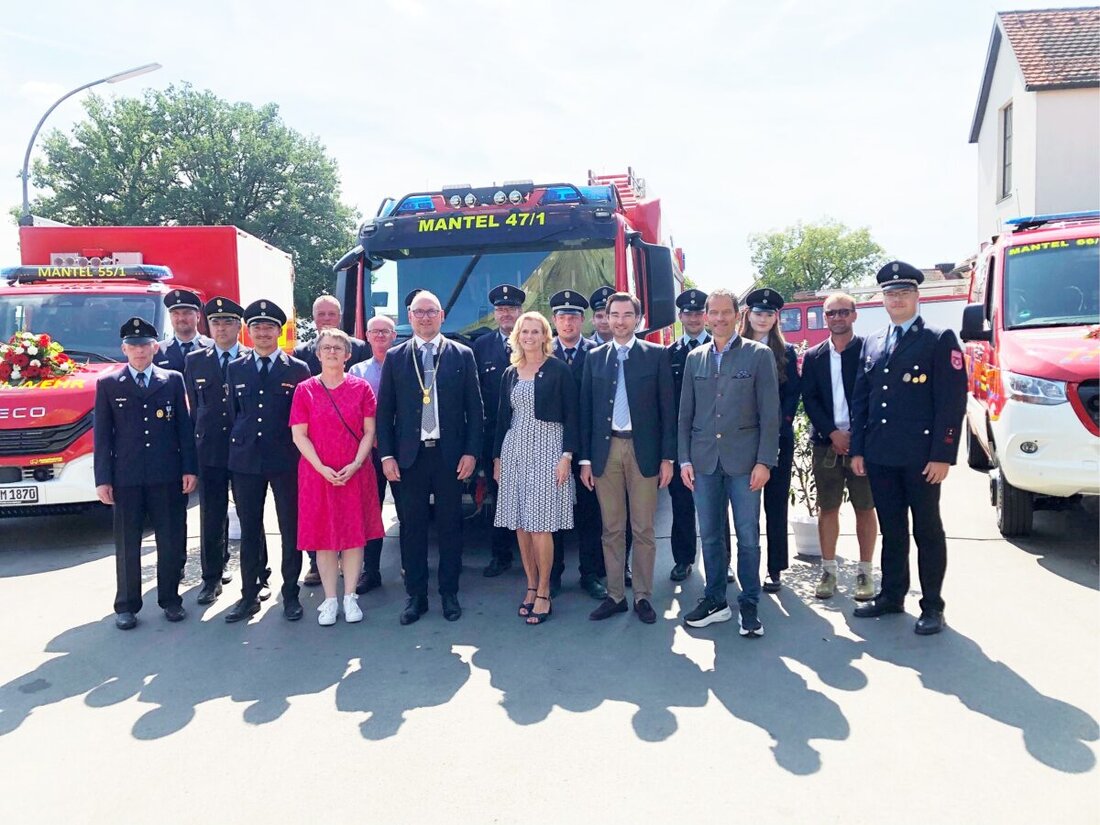 Mantel. Dreifach feierte die Feuerwehr Mantel: 50 Jahre Jugendfeuerwehr, die Einweihung von Umbau und Erweiterung des Feuerwehrhauses sowie drei neue Einsatzfahrzeuge. Gesamtkosten: 2.930.000 Euro.