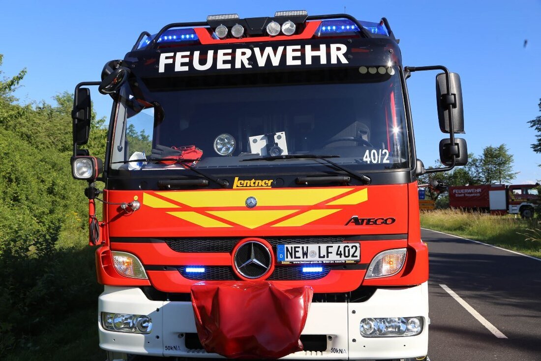 Tännesberg. Ein Landwirt bemerkte beim Füttern, dass sich neben dem Stall gelagertes Stoh entzündet hatte. Trotz sofortiger Löschversuche entstand ein enormer Schaden. Gestern gegen 18:30 Uhr war ein Landwirt mit [&hellip;]