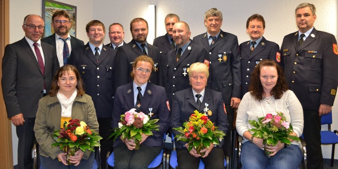 Neustadt/Kulm. Die Feuerwehrleute ehren sechs ihrer aktiven Mitglieder für ihre langjährigen Dienste.  Von Udo Fürst Großer Tag für sechs Feuerwehrleute aus Neustadt am Kulm: Ihnen wurden im Rathaus die Ehrenzeichen [&hellip;]