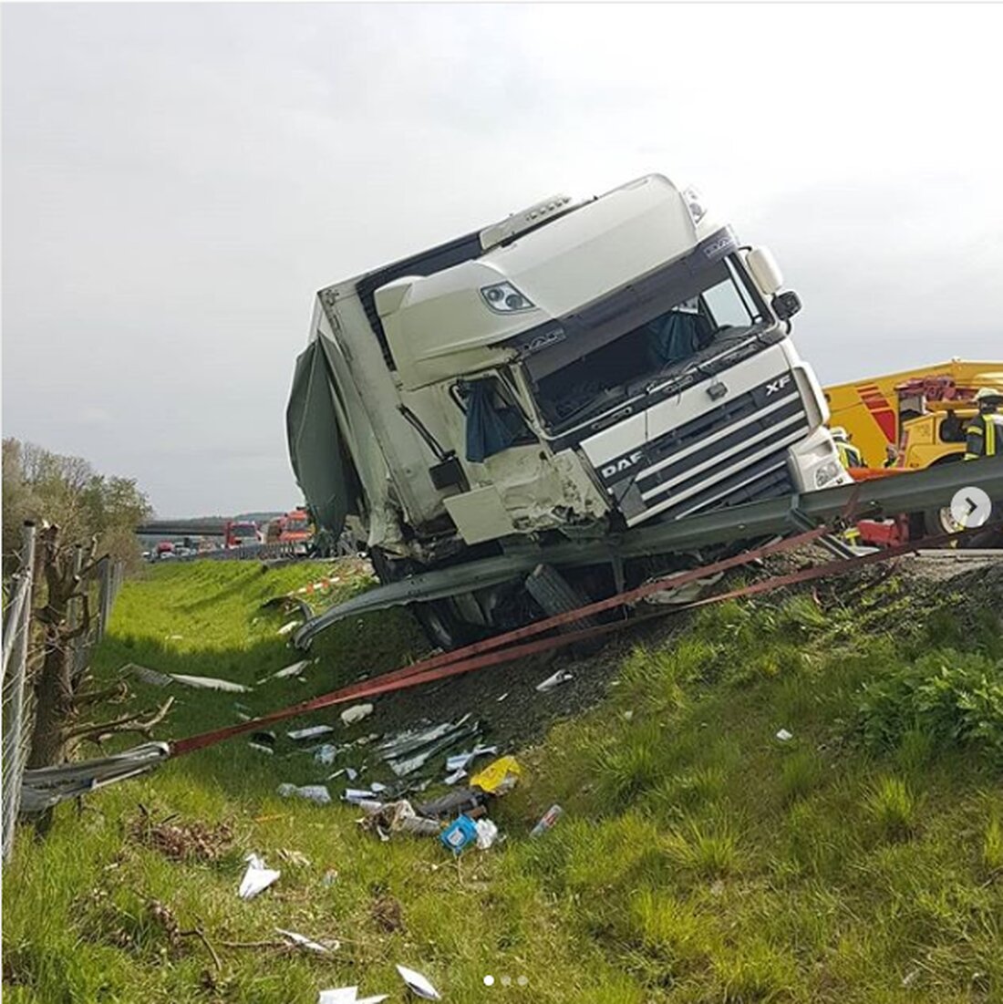 Luhe-Wildenau. Das hätte böse enden können: Ein LKW krachte heute Vormittag in einen am Standstreifen stehenden Abschleppwagen samt Kleintransporter. Der Unfall-Lkw drohte dann auch  noch die Böschung hinabzustürzen. Ein Kraftakt [&hellip;]