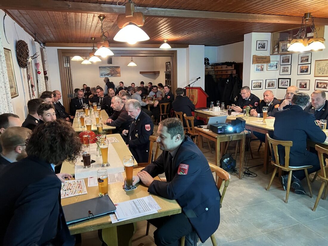 Parkstein. Die Freiwillige Feuerwehr Parkstein hielt am 5. Januar 2025 ihre Jahreshauptversammlung, wobei Stefan Bäumler als Kommandant wiedergewählt wurde. Es gab Berichte über das Jahr, darunter 44 Einsätze und das 150-jährige Jubiläum der Patenwehr.