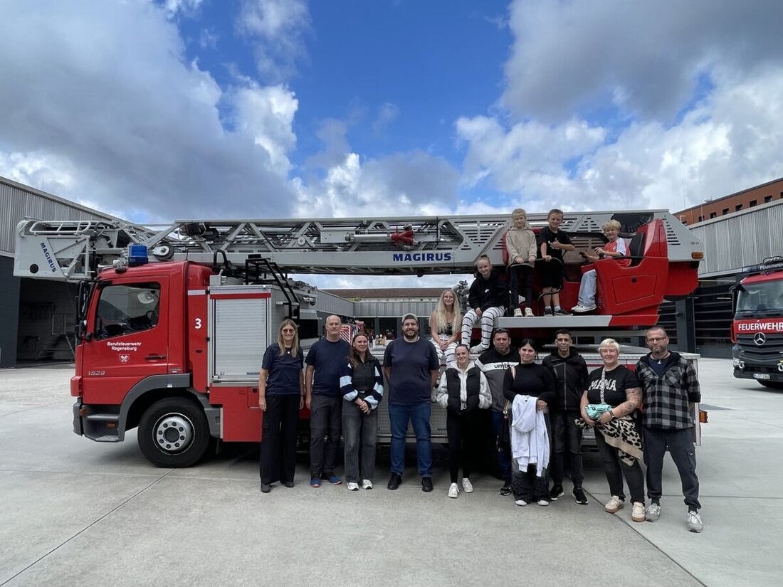 Pechbrunn. Aktive der Feuerwehr Pechbrunn besuchten mit ihren Familien die Berufsfeuerwehr Regensburg und blickten in Leitstelle, Fahrzeughalle und Atemschutz-Trainingsstrecke, danach ging es ins Haus der Bayerischen Geschichte.