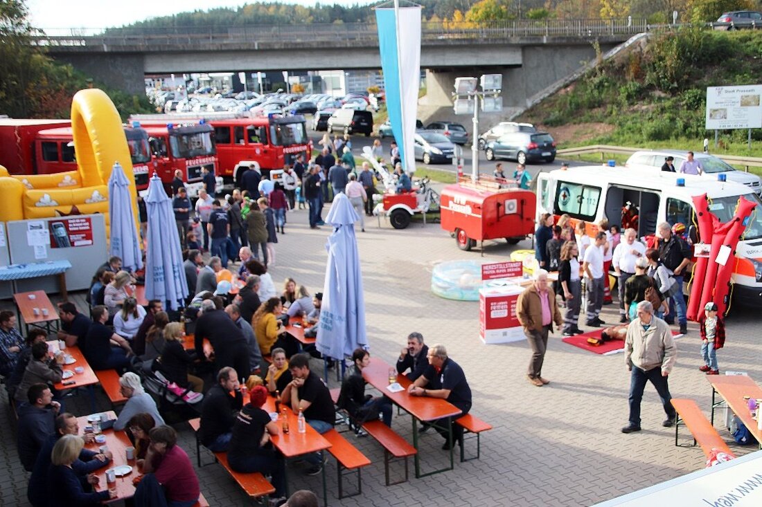 Pressath. „Mit so einem Andrang haben wir nicht gerechnet!“, freut sich 1. Vorsitzender Johann Stangl beim Tag der Offenen Tür der Freiwilligen Feuerwehr. Von Jürgen Masching Bei sonnigem Wetter fand [&hellip;]